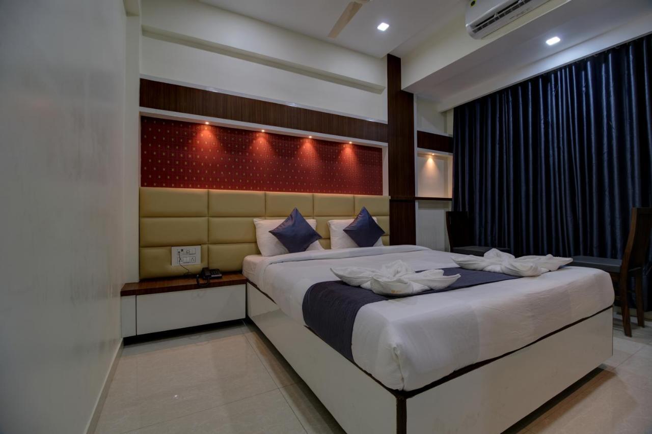 Hotel Mourya Residency Нави Мумбаи Экстерьер фото